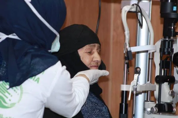 عيادات "سلمان للإغاثة" تواصل علاج اللاجئين السوريين في مخيم الزعتري