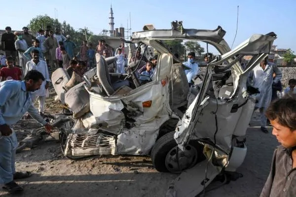 مصرع 20 شخصاً إثر اصطدام قطار بحافلة ركاب في باكستان