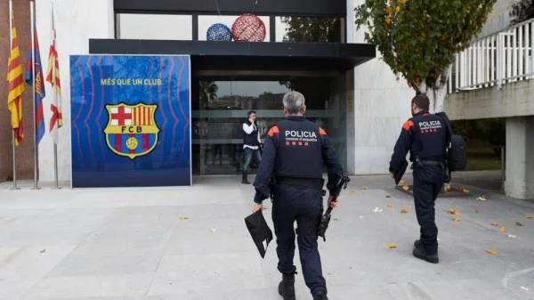 الشرطة الإسبانية تقتحم نادي برشلونة