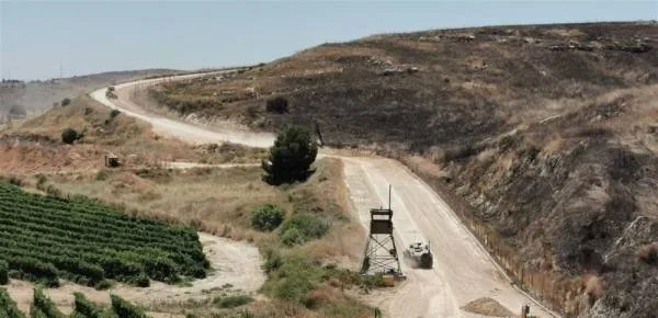 قوة إسرائيلية تتجاوز السياج الفاصل مع لبنان وتقوم بتحركات استفزازية