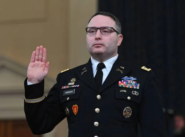 ضابط أميركي كبير أدلى بشهادته في آلية عزل ترامب يتقاعد من الجيش