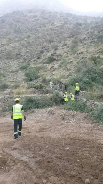 مدني المجاردة ينقذ شخصين عالقين في جبل آل مرير
