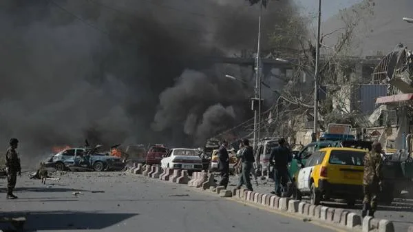 أفغانستان.. إصابة العشرات في انفجار واشتباك