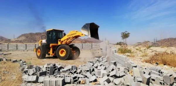 إزالة تعديات في حسينية مكة بمساحة تزيد عن 17 ألف م2