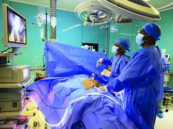 «عملية بالمنظار» تدشن خدمات قسم الجراحة بمستشفى المدينة