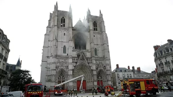 فرنسا : متطوع يعترف بحرق الكاتدرائية عمدا في نانت