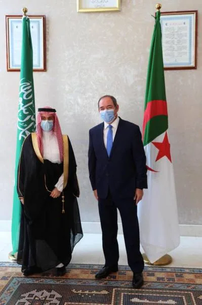 وزير الخارجية يعقد جلسة مباحثات مع نظيره الجزائري