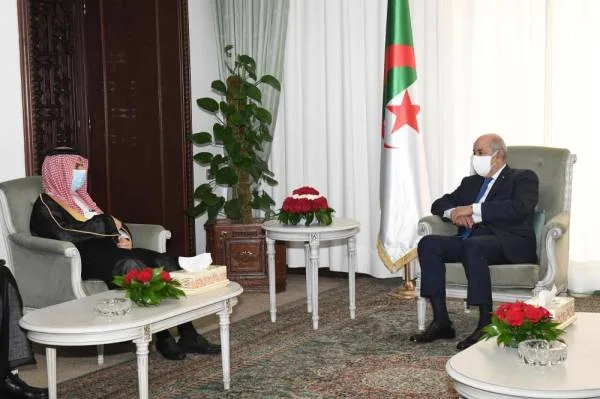 الرئيس الجزائري يستقبل وزير الخارجية ويستعرضان القضايا الإقليمية