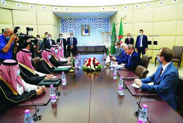 وزير الخارجية يبحث مع نظيره الجزائري تعزيز العلاقات والقضايا المشتركة