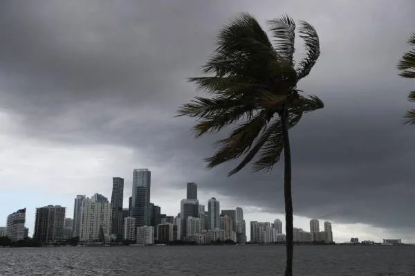 إعلان حالة الطوارئ في ولاية فلوريدا بسبب إعصار أيساياس