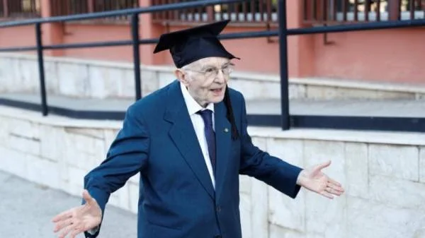 إيطاليا : بعمر 96 عاما.. تخرج الطالب الأكبر سنا