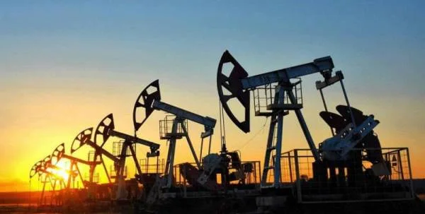 النفط يتراجع ويتجه لتسجيل أكبر مكاسب منذ يوليو