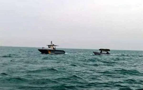 حرس الحدود بجازان ينقذ مواطنيَن تعطل قاربهما بعرض البحر أثناء رحلة صيد
