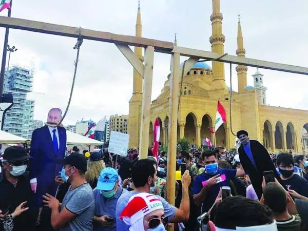مظاهرة وسط بيروت للمسؤولين: الاستقالة أو «الشنق»