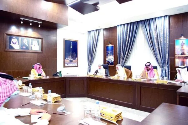 الأمير بدر بن سلطان يطلع على خطط جامعات منطقة مكة