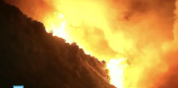 كاليفورنيا : الحرائق خارج السيطرة والسلطات تجلي آلاف السكان