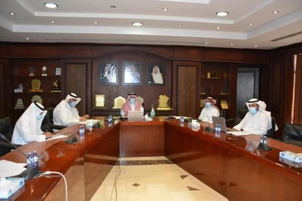مدير تعليم الرياض يرأس اجتماع لجنة الإشراف على خطة العودة للمدارس