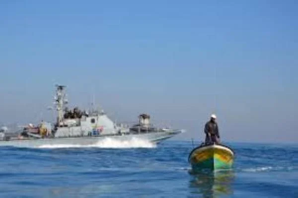 زوارق الاحتلال الإسرائيلي تهاجم الصيادين في بحر بيت لاهيا