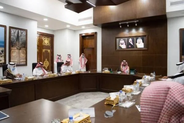 نائب أمير مكة يستعرض استعدادات العام الدراسي المقبل
