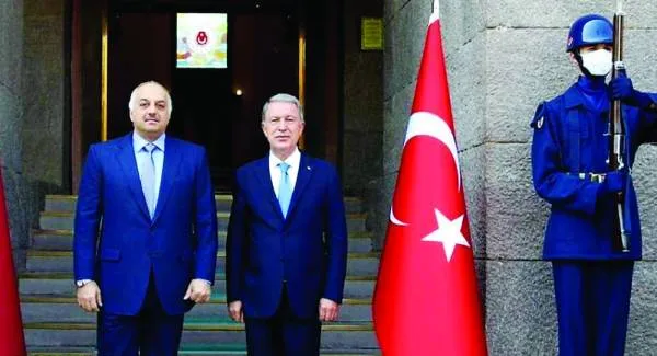 وزيرا دفاع تركيا وقطر يصلان طرابلس في زيارة سرية