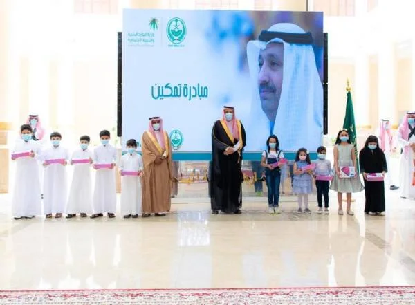 أمير الباحة يدشن مبادرة "تمكين" لدعم أبناء الأسر المتعففة بالأجهزة الذكية