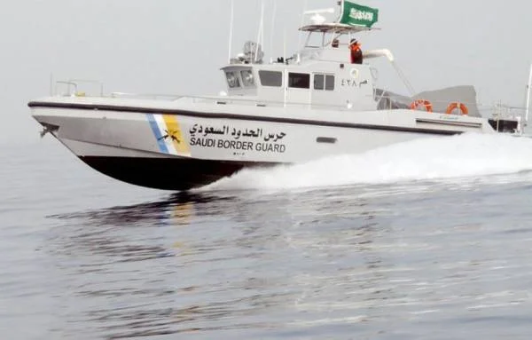 حرس الحدود بالمدينة ينقذ مواطنين تعطّل قاربُهما في عرض البحر