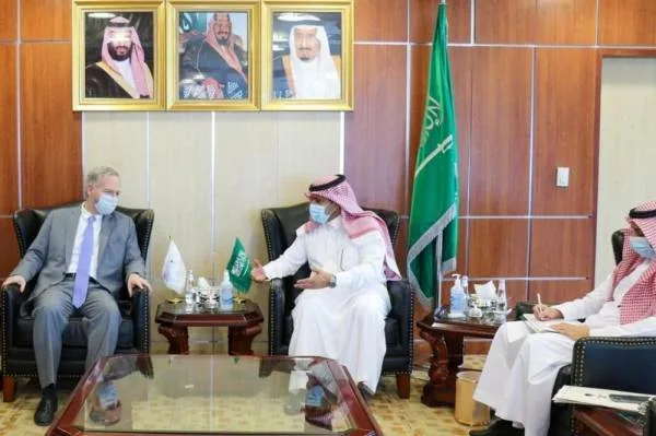 آل جابر وسفير الولايات المتحدة لدى اليمن يؤكدان أهمية تسريع تنفيذ اتفاق الرياض