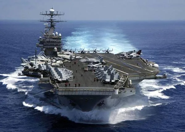 حاملة طائرات أميركية تدخل الخليج وسط تهديدات بفرض عقوبات على إيران