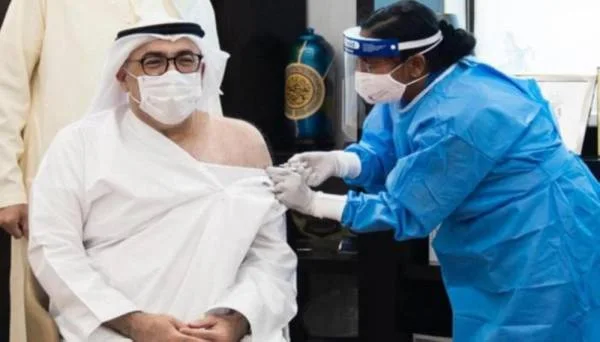 وزير الصحة الإماراتي يتلقى أول جرعة من لقاح فيروس كورونا