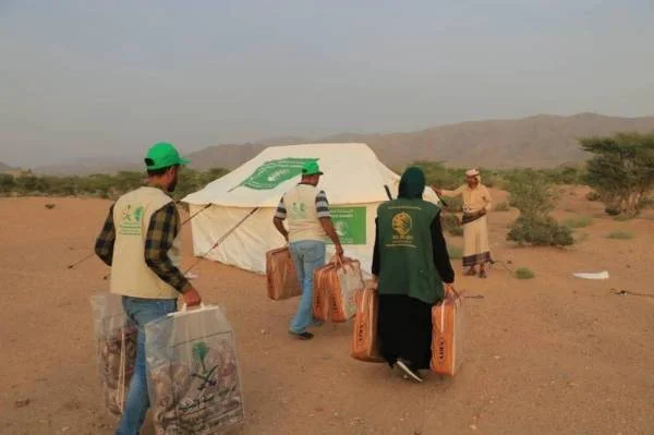 9 أطنان من السلال الغذائية للنازحين في مخيم جعولة بمحافظة عدن من مركز الملك سلمان للإغاثة