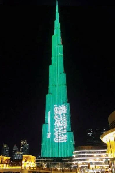 الإمارات تتوشّح بالأخضر مشاركة المملكة احتفالها باليوم الوطني