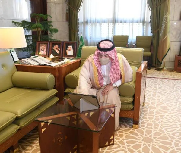 أمير الرياض يدشن الحملة التوعوية بسرطان الثدي