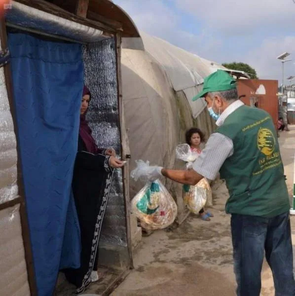 "سلمان للإغاثة" يواصل توزيع أرغفة الخبز على العائلات المتعففة شمال لبنان