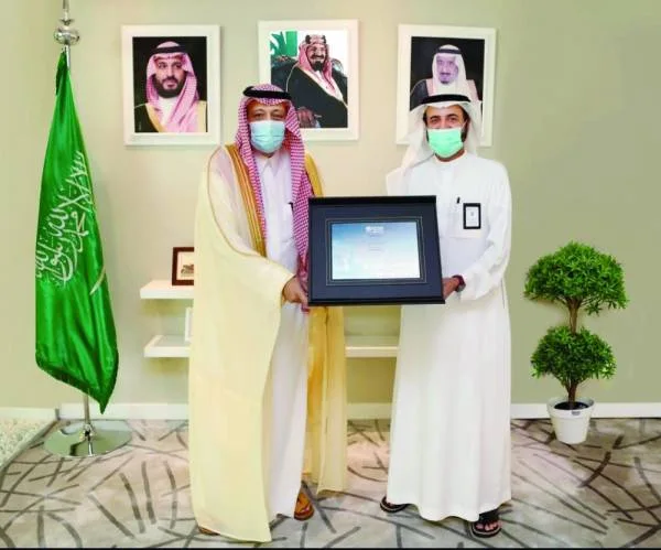 أمير الباحة يتسلم شهادة المندق كمدينة صحية من الربيعة