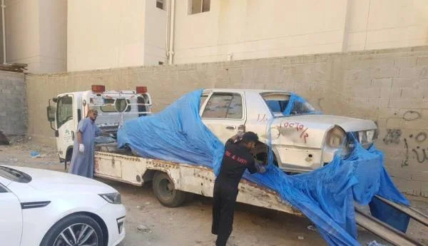 مكة المكرمة : بلدية العزيزية تزيل 13 سيارة خربة وهياكل تالفة