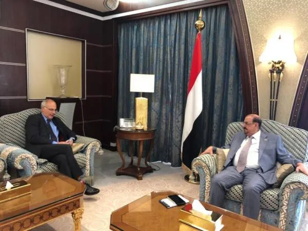 رئيس البرلمان اليمني يستعرض مع السفير البريطاني خرق ميليشيات الحوثي لاتفاق ستوكهولم