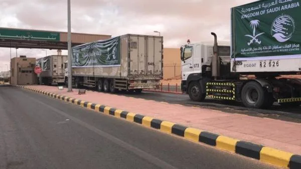 145 شاحنة إغاثية من مركز سلمان للإغاثة تتجه لعدة محافظات باليمن