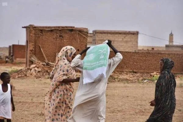 "سلمان للإغاثة" يواصل توزيع السلال الغذائية للمتضررين من السيول في السودان