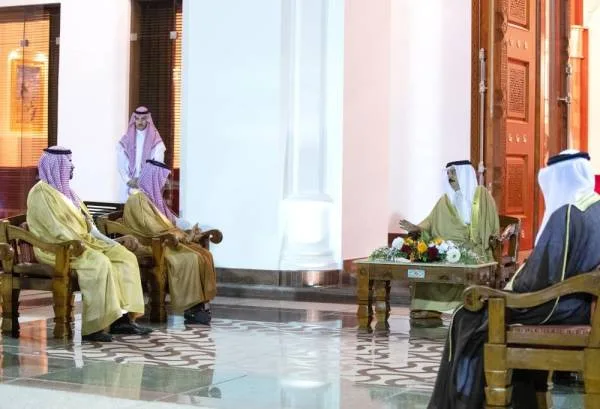 ملك البحرين يستقبل وزير الخارجية