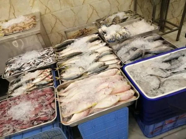 مكة المكرمة : أسماك وخضروات تصادر من الجائلين وتسلم لجمعية حفظ النعمة