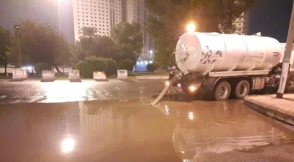 أمانة العاصمة تواصل أعمالها في إزالة آثار ومخلفات مياه الأمطار