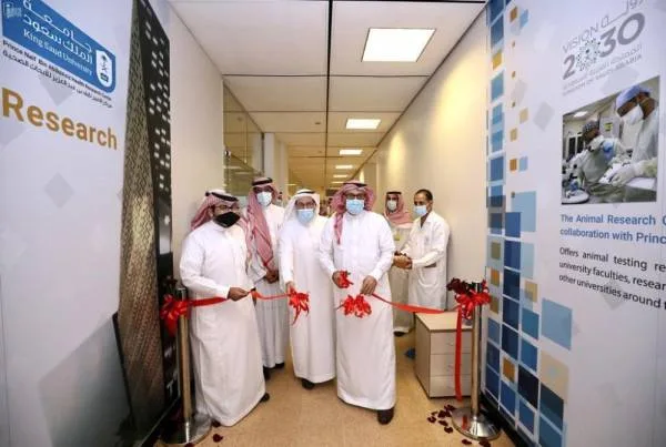 رئيس جامعة الملك سعود يفتتح مركز العناية بحيوانات التجارب بكلية الصيدلة