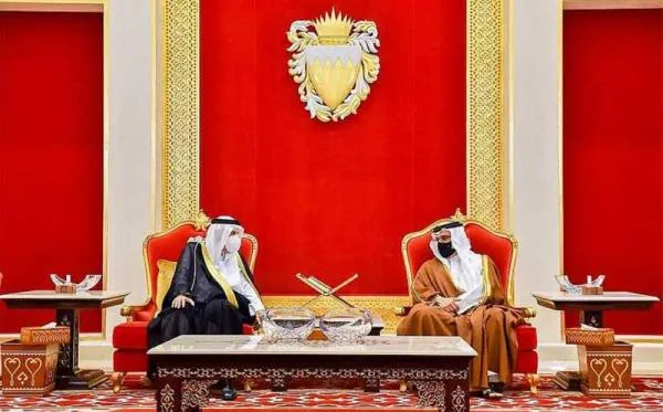 الأمير منصور بن متعب ينقل تعازي القيادة لملك البحرين في وفاة الأمير خليفة آل خليفة