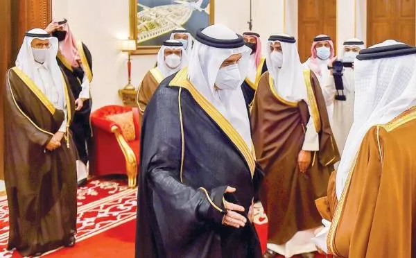 منصور بن متعب ينقل تعازي القيادة لملك البحرين