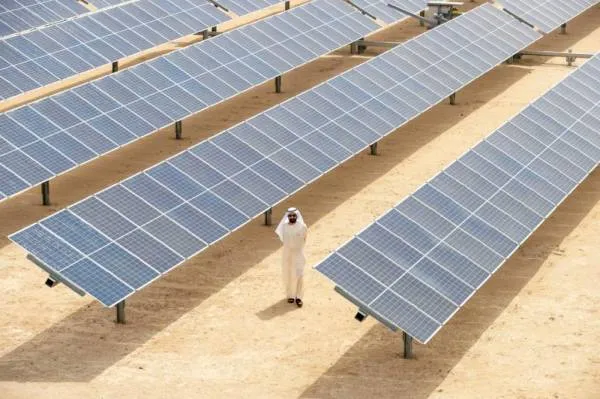 الامارات : محمد بن راشد يدشِّن مركز الابتكار ومُجمَّع الطاقة الشمسية
