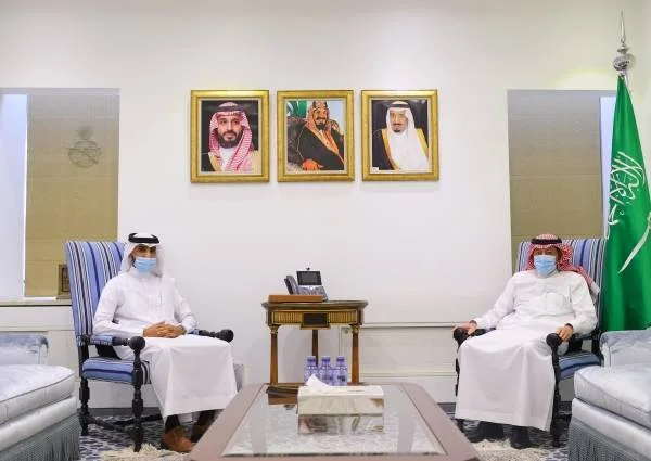 الخريجي يستعرض الموضوعات المشتركة مع ​الرئيس التنفيذي للمجلس النقدي الخليجي