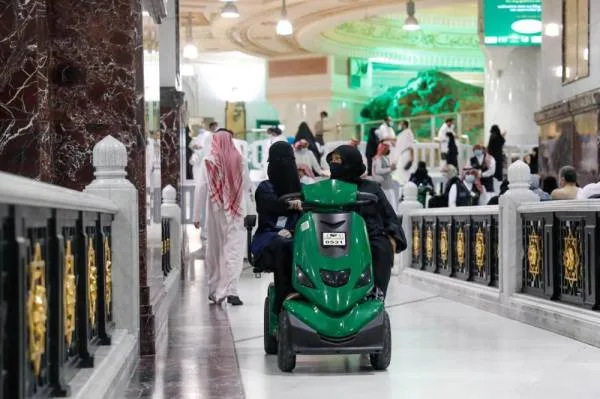 فتيات سعوديات "مطوفات" يخدمن قاصدات المسجد الحرام