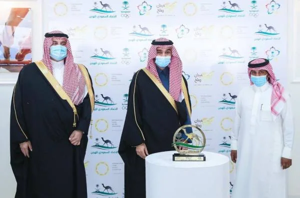 وزير الرياضة يتوج الفائزين في ختام منافسات سباق رماح للهجن
