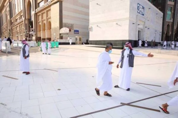 ساحات المسجد الحرام تنظم دخول المعتمرين والمصلين عبر 15 مسارًا
