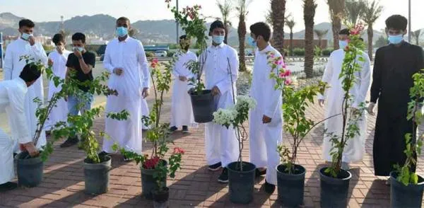 زراعة النباتات والزهور في مكة بمشاركة ٤٥ من طلاب أم القرى